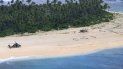 En esta imagen proporcionada por la Fuerza de Defensa Australiana, un helicóptero militar australiano aterriza en la isla Pikelot de los Estados Federados de Micronesia, donde fueron encontrados tres hombres, el domingo 2 de agosto de 2020, a salvo y sanos tras tres días desaparecidos. En esta imagen proporcionada por la Fuerza de Defensa Australiana, un helicóptero militar australiano aterriza en la isla Pikelot de los Estados Federados de Micronesia, donde fueron encontrados tres hombres, el domingo 2 de agosto de 2020, a salvo y sanos tras tres días desaparecidos.