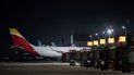 En la pandemia de coronavirus, se muestra un avión Iberia en el aeropuerto Juan Santamaría de San José, el 3 de agosto de 2020. Costa Rica recibió el primer vuelo comercial desde el comienzo de la pandemia covid-19, la llegada de un avión desde España con más de 200 pasajeros. El avión Iberia es el primer vuelo comercial desde que el país centroamericano cerró sus fronteras para la entrada de extranjeros en marzo, cuando se detectaron los primeros casos del nuevo coronavirus. En la pandemia de coronavirus, se muestra un avión Iberia en el aeropuerto Juan Santamaría de San José, el 3 de agosto de 2020. Costa Rica recibió el primer vuelo comercial desde el comienzo de la pandemia covid-19, la llegada de un avión desde España con más de 200 pasajeros. El avión Iberia es el primer vuelo comercial desde que el país centroamericano cerró sus fronteras para la entrada de extranjeros en marzo, cuando se detectaron los primeros casos del nuevo coronavirus.
