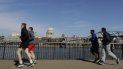 Personas ejercitándose a la orilla del río Támesis en Londres Personas ejercitándose a la orilla del río Támesis en Londres