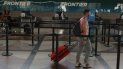 Un viajero se dirije a un mostrador de Frontier Airlines en el aeropuerto internacional de Denver. Un viajero se dirije a un mostrador de Frontier Airlines en el aeropuerto internacional de Denver.