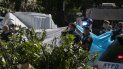 Policías de la ciudad de Nueva York tapan de la vista a una persona que murió después de que un árbol cayera sobre una camioneta cuando la tormenta tropical Isaías atravesaba Nueva York, el martes 4 de agosto de 2020 en Nueva York Policías de la ciudad de Nueva York tapan de la vista a una persona que murió después de que un árbol cayera sobre una camioneta cuando la tormenta tropical Isaías atravesaba Nueva York, el martes 4 de agosto de 2020 en Nueva York
