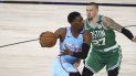 Bam Adebayo (13), del Heat de Miami, intenta superar a Daniel Theis (27), de los Celtics de Boston, en la segunda mitad del partido de la NBA en Lake Buena Vista, Florida, el martes 4 de agosto de 2020. Bam Adebayo (13), del Heat de Miami, intenta superar a Daniel Theis (27), de los Celtics de Boston, en la segunda mitad del partido de la NBA en Lake Buena Vista, Florida, el martes 4 de agosto de 2020.