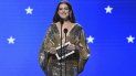 Anne Hathaway presenta el premio al mejor actor en la vigésimo quinta edición anual de los Critics Choice Awards el domingo 12 de enero de 2020, en el Barker Hangar en Santa Mónica, California. Anne Hathaway presenta el premio al mejor actor en la vigésimo quinta edición anual de los Critics Choice Awards el domingo 12 de enero de 2020, en el Barker Hangar en Santa Mónica, California.