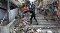Personas remueven escombros de una calle tras la explosión en Beirut, Líbano, miércoles 5 de agosto de 2020. Personas remueven escombros de una calle tras la explosión en Beirut, Líbano, miércoles 5 de agosto de 2020.