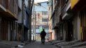 Un hombre camina por una calle desierta de Bogotá el 5 de agosto del 2020. Cuatro meses después de surgido el brote de coronavirus, Colombia mantiene una cuarentena que cada vez abruma más a la gente Un hombre camina por una calle desierta de Bogotá el 5 de agosto del 2020. Cuatro meses después de surgido el brote de coronavirus, Colombia mantiene una cuarentena que cada vez abruma más a la gente