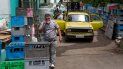 Los clientes ingresan a través de la parte posterior del mercado mayorista Mercabal para cargar su mercancía en La Habana, Cuba, el jueves 30 de julio de 2020. El gobierno está permitiendo que las empresas privadas compren al por mayor por primera vez. Los clientes ingresan a través de la parte posterior del mercado mayorista Mercabal para cargar su mercancía en La Habana, Cuba, el jueves 30 de julio de 2020. El gobierno está permitiendo que las empresas privadas compren al por mayor por primera vez.