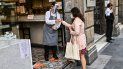 Una mujer compra productos en una panadería en el centro de la ciudad de México, el 3 de agosto de 2020, en medio de la pandemia de coronavirus COVID-19. Una mujer compra productos en una panadería en el centro de la ciudad de México, el 3 de agosto de 2020, en medio de la pandemia de coronavirus COVID-19.
