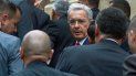 En esta foto de archivo tomada el 8 de octubre de 2019, el expresidente colombiano (2002-2010) y el senador Álvaro Uribe (C) llegan al Palacio de Justicia para una audiencia ante la Corte Suprema de Justicia en un caso sobre manipulación de testigos en Bogotá, Colombia . En esta foto de archivo tomada el 8 de octubre de 2019, el expresidente colombiano (2002-2010) y el senador Álvaro Uribe (C) llegan al Palacio de Justicia para una audiencia ante la Corte Suprema de Justicia en un caso sobre manipulación de testigos en Bogotá, Colombia .