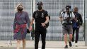 El piloto de Fórmula 1 de la escudería Mercedes Valtteri Bottas (derecha) y su novia Tiffany Cromwell llegan al paddock para el Gran Premio del 70mo aniversario en el circuito de Silverstone en Inglaterra, el jueves 6 de agosto de 2020. El piloto de Fórmula 1 de la escudería Mercedes Valtteri Bottas (derecha) y su novia Tiffany Cromwell llegan al paddock para el Gran Premio del 70mo aniversario en el circuito de Silverstone en Inglaterra, el jueves 6 de agosto de 2020.