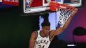 El alero de los Bucks de Milwaukee Giannis Antetokounmpo anota frente al base del Heat de Miami Duncan Robinson en el triunfo de su equipo 130-116 del jueves 6 de agosto del 2020 en Lake Buena Vista, Florida El alero de los Bucks de Milwaukee Giannis Antetokounmpo anota frente al base del Heat de Miami Duncan Robinson en el triunfo de su equipo 130-116 del jueves 6 de agosto del 2020 en Lake Buena Vista, Florida