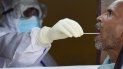 Un funcionario de salud toma una muestra de un hisopo de un hombre para detectar el coronavirus COVID-19 en un punto de prueba en Allahabad el 7 de agosto de 2020. El recuento de casos de coronavirus oficial de la India alcanzó los dos millones el 7 de agosto, duplicándose en tres semanas a medida que la pandemia se extiende en ciudades más pequeñas y áreas rurales, con expertos advirtiendo que el costo real podría ser mucho mayor. Un funcionario de salud toma una muestra de un hisopo de un hombre para detectar el coronavirus COVID-19 en un punto de prueba en Allahabad el 7 de agosto de 2020. El recuento de casos de coronavirus oficial de la India alcanzó los dos millones el 7 de agosto, duplicándose en tres semanas a medida que la pandemia se extiende en ciudades más pequeñas y áreas rurales, con expertos advirtiendo que el costo real podría ser mucho mayor.
