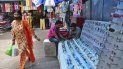 Una mujer, con mascarilla para protegerse del coronavirus, camina por un mercado en Jammu, India, el 6 de agosto de 2020. Una mujer, con mascarilla para protegerse del coronavirus, camina por un mercado en Jammu, India, el 6 de agosto de 2020.