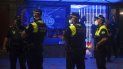Policías con mascarillas vigilan mientras personas caminan en la calle en Fuengirola, cerca de Málaga, España, el sábado 8 de agosto de 2020. Policías con mascarillas vigilan mientras personas caminan en la calle en Fuengirola, cerca de Málaga, España, el sábado 8 de agosto de 2020.