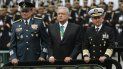 En esta foto de archivo del 16 de septiembre de 2019, el presidente de México, Andrés Manuel López Obrador, en el centro, se encuentra con el Secretario de Defensa, Luis Crescencio Sandoval, a la izquierda, y el Secretario de Marina, Vidal Francisco Soberón, en un vehículo militar abierto durante un desfile militar en la plaza principal de la capital, el Zócalo, en la Ciudad de México. En esta foto de archivo del 16 de septiembre de 2019, el presidente de México, Andrés Manuel López Obrador, en el centro, se encuentra con el Secretario de Defensa, Luis Crescencio Sandoval, a la izquierda, y el Secretario de Marina, Vidal Francisco Soberón, en un vehículo militar abierto durante un desfile militar en la plaza principal de la capital, el Zócalo, en la Ciudad de México.