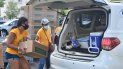Los alimentos, debidamente protegidos, son depositados en el maletero del vehículo. Los alimentos, debidamente protegidos, son depositados en el maletero del vehículo.