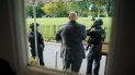 Policías del Servicio Secreto permanecen frente a la Sala de Prensa James Brady el lunes 10 de agosto de 2020 en la Casa Blanca, en Washington, luego de que una conferencia de prensa del presidente Donald Trump fue suspendida. Policías del Servicio Secreto permanecen frente a la Sala de Prensa James Brady el lunes 10 de agosto de 2020 en la Casa Blanca, en Washington, luego de que una conferencia de prensa del presidente Donald Trump fue suspendida.