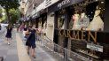Mujeres con mascarilla caminan frente a un negocio de vestidos de novia en Ankara, Turquía, el lunes 10 de agosto de 2020. Mujeres con mascarilla caminan frente a un negocio de vestidos de novia en Ankara, Turquía, el lunes 10 de agosto de 2020.
