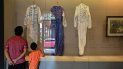 Un hombre y un niño observan los trajes de los sanitarios que lucharon en la pandemia que son expuestos en el museo de la Revolución. Un hombre y un niño observan los trajes de los sanitarios que lucharon en la pandemia que son expuestos en el museo de la Revolución.