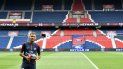 En esta foto de archivo tomada el 4 de agosto de 2017, la superestrella brasileña Neymar posa con un balón durante su presentación oficial en el estadio Parc des Princes de París. En esta foto de archivo tomada el 4 de agosto de 2017, la superestrella brasileña Neymar posa con un balón durante su presentación oficial en el estadio Parc des Princes de París.