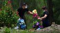 Una pareja lleva flores a la tumba de un familiar que murió por COVID-19, en el cementerio de Tegucigalpa, Honduras. Una pareja lleva flores a la tumba de un familiar que murió por COVID-19, en el cementerio de Tegucigalpa, Honduras.
