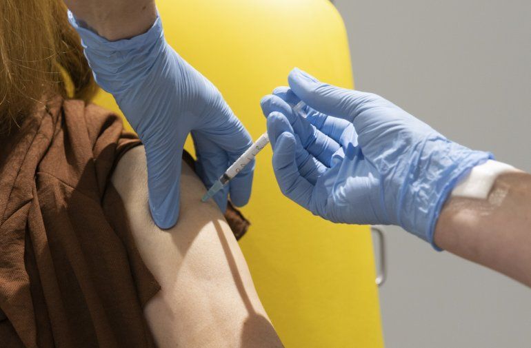 Una mujer es vacunada como parte de las pruebas médicas contra el COVID-19