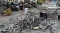Una mujer y un niño pasan junto a los restos de vehículos y muebles quemados en protestas en Bengaluru, India, el miércoles 12 de agosto de 2020. Al menos tres personas murieron en la ciudad en choques entre la policía y manifestantes que protestaban por una publicación de Facebook que consideraban como una ofensa al islam. Una mujer y un niño pasan junto a los restos de vehículos y muebles quemados en protestas en Bengaluru, India, el miércoles 12 de agosto de 2020. Al menos tres personas murieron en la ciudad en choques entre la policía y manifestantes que protestaban por una publicación de Facebook que consideraban como una ofensa al islam.