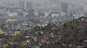 En esta imagen, tomada el 30 de julio de 2020, viviendas de concreto llenan el barrio humilde de El Agustino, con el distrito financiero de San Isidro al fondo, en Lima, Perú. Perú fue el primer país de Latinoamérica que impuso una cuarentena generalizada el 16 de marzo para frenar al propagación del coronavirus. En esta imagen, tomada el 30 de julio de 2020, viviendas de concreto llenan el barrio humilde de El Agustino, con el distrito financiero de San Isidro al fondo, en Lima, Perú. Perú fue el primer país de Latinoamérica que impuso una cuarentena generalizada el 16 de marzo para frenar al propagación del coronavirus.