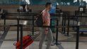 Un viajero solitario se dirije a un mostrador de Frontier Airlines en el aeropuerto internacional de Denver el 22 de julio de 2020, en Denver. Un viajero solitario se dirije a un mostrador de Frontier Airlines en el aeropuerto internacional de Denver el 22 de julio de 2020, en Denver.