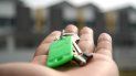 Un inquilino entrega las llaves del apartamento que arrendaba, ante la imposibilidad de pagar. Un inquilino entrega las llaves del apartamento que arrendaba, ante la imposibilidad de pagar.