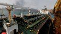 En esta fotografía de archivo del 25 de mayo de 2020, el barco petrolero iraní Fortuna permanece anclado en el muelle de la refinería El Palito cerca de Puerto Cabello, Venezuela. En esta fotografía de archivo del 25 de mayo de 2020, el barco petrolero iraní Fortuna permanece anclado en el muelle de la refinería El Palito cerca de Puerto Cabello, Venezuela.