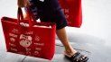 Un hombre camina con bolsas de compra. Un hombre camina con bolsas de compra.