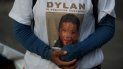Juana Pérez, cuyo hijo Dylan de 2 años y medio está desaparecido, porta una camiseta con su fotografía el miércoles 22 de julio de 2020 frente al Palacio Nacional, donde espera hablar con el presidente Andrés Manuel López Obrador, en la Ciudad de México. Juana Pérez, cuyo hijo Dylan de 2 años y medio está desaparecido, porta una camiseta con su fotografía el miércoles 22 de julio de 2020 frente al Palacio Nacional, donde espera hablar con el presidente Andrés Manuel López Obrador, en la Ciudad de México.