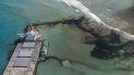Esta fotografía del martes 11 de agosto de 2020, proporcionada por el ejército de Francia, muestra el derrame de combustible del carguero MV Wakashio, que se encalló frente a la costa sureste de la Isla Mauricio. Esta fotografía del martes 11 de agosto de 2020, proporcionada por el ejército de Francia, muestra el derrame de combustible del carguero MV Wakashio, que se encalló frente a la costa sureste de la Isla Mauricio.