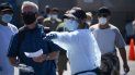 Personas hacen fila en un lugar de prueba de coronavirus a espera de su turno sin cita previa en Los Ángeles, California, el 10 de agosto de 2020, en medio de la pandemia de COVID-19. Personas hacen fila en un lugar de prueba de coronavirus a espera de su turno sin cita previa en Los Ángeles, California, el 10 de agosto de 2020, en medio de la pandemia de COVID-19.
