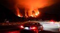 Conductores se abren paso en una carretera en una zona de incendios, el jueves 13 de agosto de 2020, en Azusa, California. Conductores se abren paso en una carretera en una zona de incendios, el jueves 13 de agosto de 2020, en Azusa, California.
