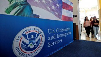 Personas llegan para el inicio de una ceremonia de naturalización en la oficina del Servicio de Ciudadanía e Inmigración en Miami. Imagen del 17 de agosto de 2018. Personas llegan para el inicio de una ceremonia de naturalización en la oficina del Servicio de Ciudadanía e Inmigración en Miami. Imagen del 17 de agosto de 2018.