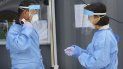 Un trabajador médico se mide la temperatura el miércoles 26 de agosto de 2020 en una clínica improvisada para realizar pruebas de COVID-19, en Seúl, Corea del Sur. Un trabajador médico se mide la temperatura el miércoles 26 de agosto de 2020 en una clínica improvisada para realizar pruebas de COVID-19, en Seúl, Corea del Sur.