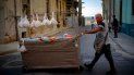 Un vendedor ambulante con una máscara como medida de precaución contra la propagación del nuevo coronavirus empuja su carro por una calle en La Habana, Cuba, el lunes 31 de agosto de 2020. Un vendedor ambulante con una máscara como medida de precaución contra la propagación del nuevo coronavirus empuja su carro por una calle en La Habana, Cuba, el lunes 31 de agosto de 2020.