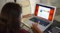 Una niña estudiante trata de conectar a la plataforma MSO. Una niña estudiante trata de conectar a la plataforma MSO.
