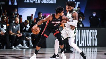 Jimmy Butler (22), del Heat de Miami, trata de escapar de la cerrada marcación de Wesley Matthews en el choque de playoffs contra los Bucks de Milwaukee, la tarde del domingo 6 de septiembre del 2020 en la burbuja de Orlando. Jimmy Butler (22), del Heat de Miami, trata de escapar de la cerrada marcación de Wesley Matthews en el choque de playoffs contra los Bucks de Milwaukee, la tarde del domingo 6 de septiembre del 2020 en la burbuja de Orlando.