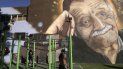 El artista José Gallino dedicó un mural a Mario Benedetti en la Plaza Zelmar Michellini, en Montevideo, que el poeta uruguayo menciona en el libro. El artista José Gallino dedicó un mural a Mario Benedetti en la Plaza Zelmar Michellini, en Montevideo, que el poeta uruguayo menciona en el libro.