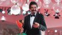 El actor italiano muestra la Coppa Volpim, premio otorgado por el Festival de Cine de Venecia por su rol en Padresnostro. El actor italiano muestra la Coppa Volpim, premio otorgado por el Festival de Cine de Venecia por su rol en Padresnostro.