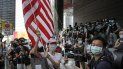 En esta imagen de archivo del 4 de julio de 2020, una mujer lleva una bandera estadounidense ante el consulado de Estados Unidos en Hong Kong. En esta imagen de archivo del 4 de julio de 2020, una mujer lleva una bandera estadounidense ante el consulado de Estados Unidos en Hong Kong.
