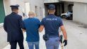 Dos oficiales conducen a Giuseppe Mastini, apodado Johnny el Gitano, un peligroso delincuente italiano que se fugó del penal por séptima vez. Dos oficiales conducen a Giuseppe Mastini, apodado Johnny el Gitano, un peligroso delincuente italiano que se fugó del penal por séptima vez.