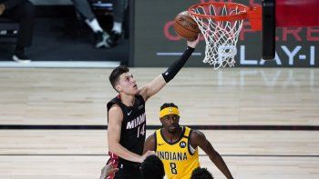 Tyler Herro, del Miami Heat, tira al aro ante Justin Holiday, de los Pacers de Indiana, el 3 de agosto de 2020. Tyler Herro, del Miami Heat, tira al aro ante Justin Holiday, de los Pacers de Indiana, el 3 de agosto de 2020.