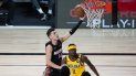 Tyler Herro, del Miami Heat, tira al aro ante Justin Holiday, de los Pacers de Indiana, el 3 de agosto de 2020. Tyler Herro, del Miami Heat, tira al aro ante Justin Holiday, de los Pacers de Indiana, el 3 de agosto de 2020.