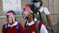 En esta fotografía del 9 de septiembre de 2020, unos estudiantes portan mascarillas y protecciones mientras llegan a una escuela en el vecindario del Bronx en la ciudad de Nueva York. En esta fotografía del 9 de septiembre de 2020, unos estudiantes portan mascarillas y protecciones mientras llegan a una escuela en el vecindario del Bronx en la ciudad de Nueva York.