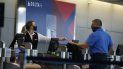 Empleada de Delta Air Lines le entrega un boleto a un pasajero. Empleada de Delta Air Lines le entrega un boleto a un pasajero.