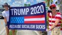 Dos mujeres en Miami sostienen un cartel en apoyo a Donald Trump para otro mandato presidencial. Dos mujeres en Miami sostienen un cartel en apoyo a Donald Trump para otro mandato presidencial.