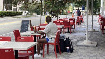 Vista parcial de la terraza de un restaurantes en Miami. Vista parcial de la terraza de un restaurantes en Miami.